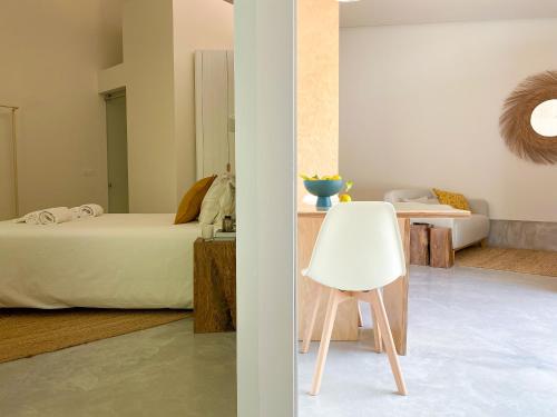 莱里亚Casa do Rio的一间卧室配有一张床和一张白色椅子