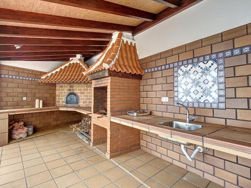 莫尼兹港Vinhaticos Villa by Atlantic Holiday的厨房配有带水槽的游戏室