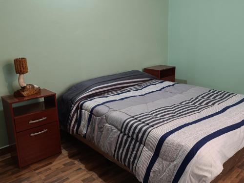 卡奇Cabaña El Apicultor的一间卧室配有一张床和床头柜,配有四柱床和四柱床。