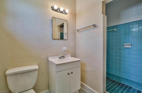 杰克逊维尔6515 Bartholf Ave的浴室配有卫生间、盥洗盆和淋浴。