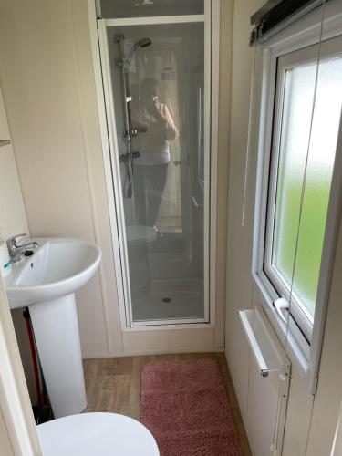 塞尔西Emeralds caravan lettings的带淋浴、卫生间和盥洗盆的浴室