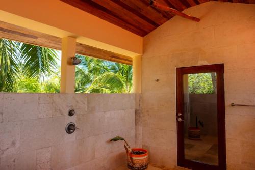 玛雅湾Mission Bay的一间带窗户和步入式淋浴间的浴室