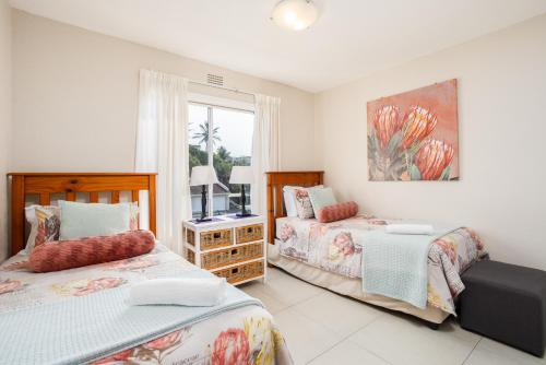 乌旺戈海滩Laguna La Crete 6的一间卧室设有两张床和窗户。