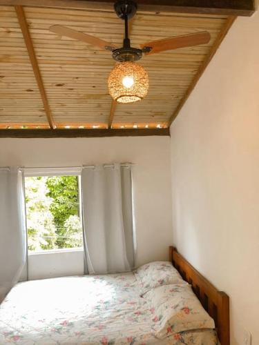 托兰克索Apto 1030的一间卧室配有吊扇和一张带窗户的床。