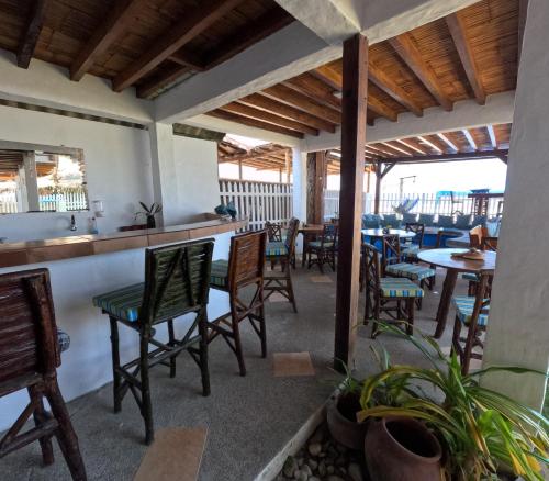 蒙塔尼塔Hostal SoleMare的一间带桌椅的餐厅和一间酒吧