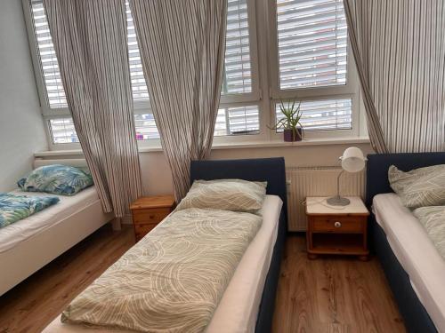 汉堡汉堡湾兹贝克酒店的一间卧室设有两张床和两个窗户。