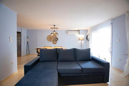 佩雷亚Maisonette PT的客厅配有蓝色的沙发和桌子