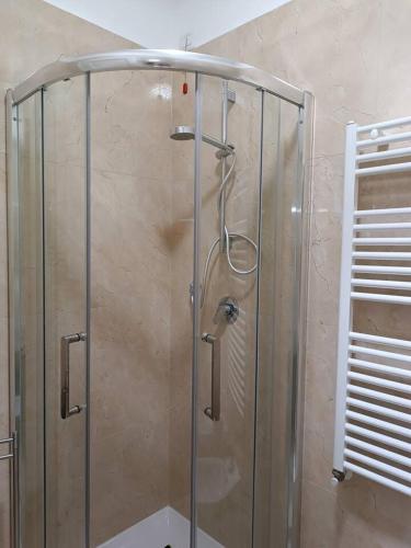 米兰Pirelli 28的浴室内带玻璃淋浴间