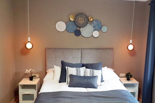 KabaThe Luxo Wine Museum Hotel的卧室配有一张挂在墙上的带板子的床