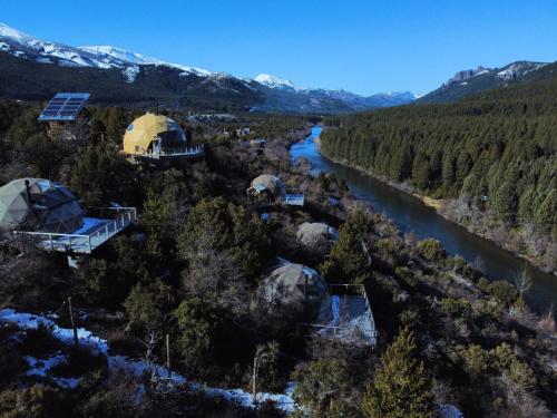 维拉梅利奎纳Terrazas de Meliquina的享有河流和山脉的度假村的空中景致