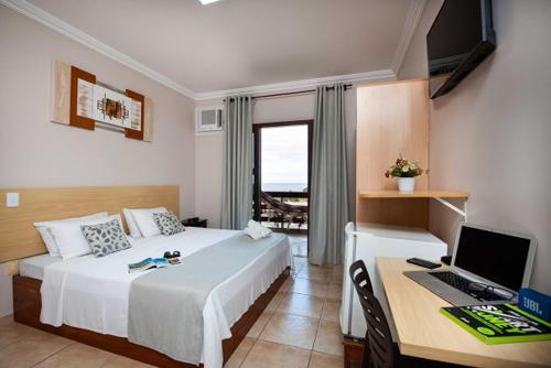 维拉维尔哈提莫内罗旅馆的一间卧室配有一张床和一张带电脑的书桌