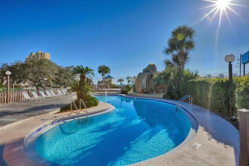 巴拿马城海滩Portside Resort by Panhandle Getaways的度假村内的一个蓝色海水游泳池