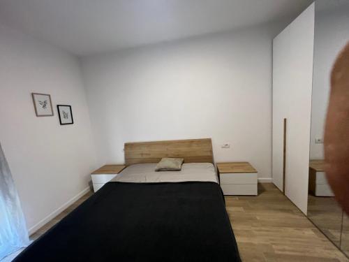 奥拉迪亚Feeling Home 2的一间卧室设有一张床和白色的墙壁