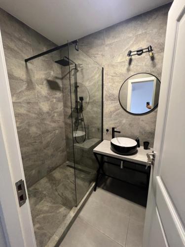 奥拉迪亚Feeling Home 2的带淋浴、水槽和镜子的浴室