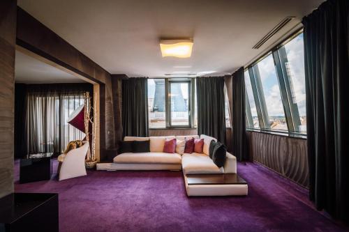 特尔古穆列什广场V行政酒店的带沙发的客厅和部分窗户。