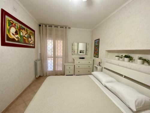 LʼAmericanoMarina Residence的白色卧室设有一张大床和镜子