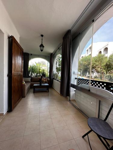 卡博尼格洛Appartement Bella vista的走廊设有大窗户,一间享有美景的客房
