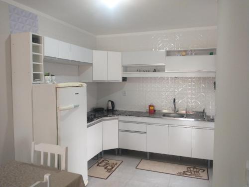 Venâncio AiresResidencial Adventus II的白色的厨房配有水槽和冰箱