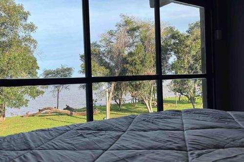 亚佩尤Pura Vida的一间卧室设有窗户,享有水景