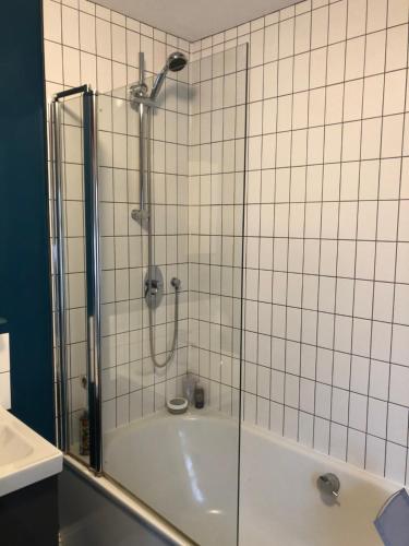 斯特劳德Balcarres, Rodborough Avenue的浴室里设有玻璃门淋浴