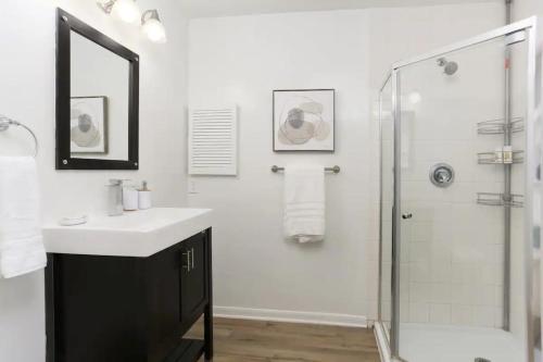 圣安东尼奥10 Min to Sea World & Lackland, Pets OK, Sleeps 12的白色的浴室设有水槽和淋浴。