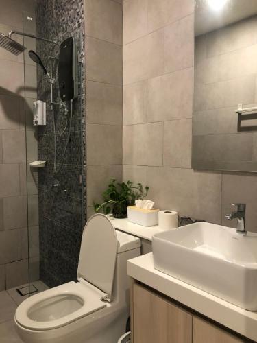 哥打京那巴鲁Ems Executive Suites Home的浴室配有卫生间、盥洗盆和淋浴。