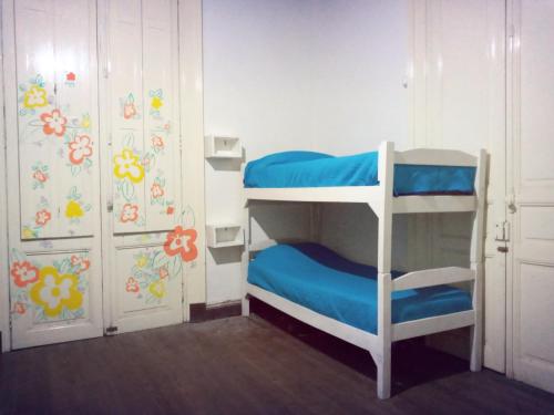 蒙得维的亚Casa Copada的双层床间 - 带两张双层床和一扇门