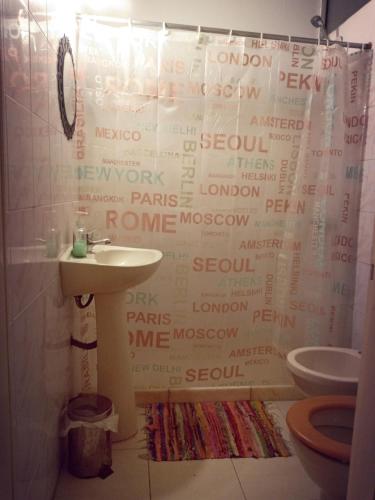 蒙得维的亚Casa Copada的浴室设有淋浴帘,上面有文字