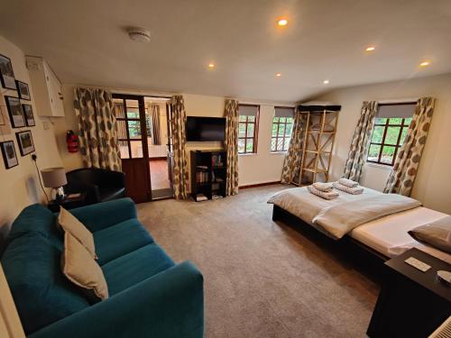 LlynclysThe Garden Lodge的客厅配有床和沙发