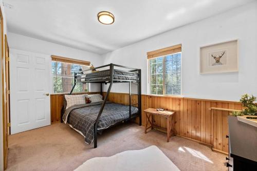 大熊湖Cozy Cabin perfect for 2 Families的一间卧室配有一张双层床和一张桌子