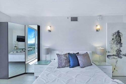 迈阿密Bay Watch Penthouse! Direct Water Views!的白色卧室设有床和大镜子