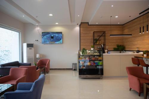 沙鲁拉فندق نوفا بارك的医院里带椅子和柜台的等候室