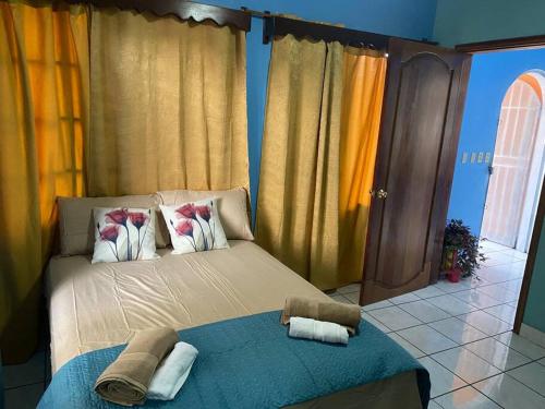 科马亚瓜Apto casco histórico Acropolis的一间卧室配有带毛巾的床
