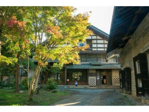 松本Matsumoto - House - Vacation STAY 14149的前面有棵树的建筑