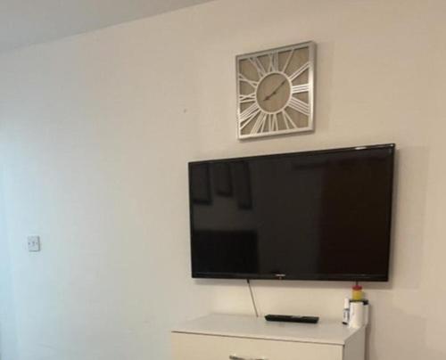 巴尔金Stylish Furnished Room In Barking Centre的墙上的平面电视