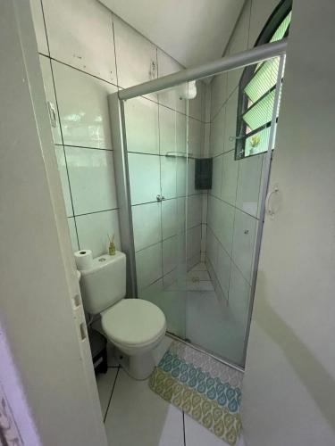 蒙蒂斯克拉鲁斯Apartamento Encantador Central的一间带卫生间和玻璃淋浴间的浴室