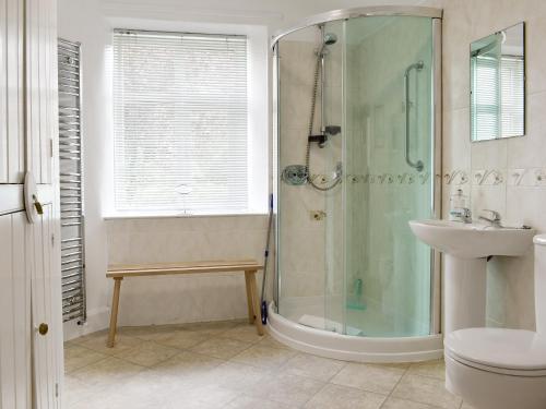 安赛德Underhill Cottage的带淋浴、卫生间和盥洗盆的浴室