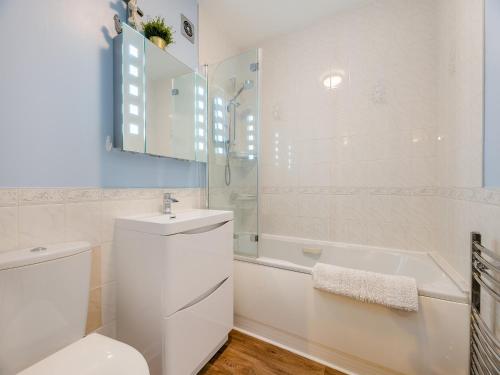 比德内尔Dunes Court的浴室配有卫生间、盥洗盆和浴缸。