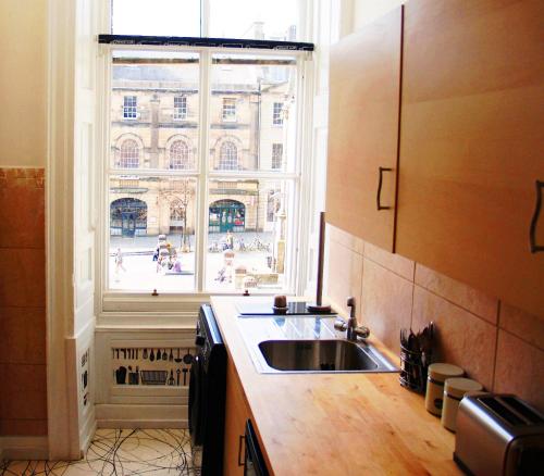 爱丁堡爱丁堡尼德里街公寓的一个带水槽和大窗户的厨房