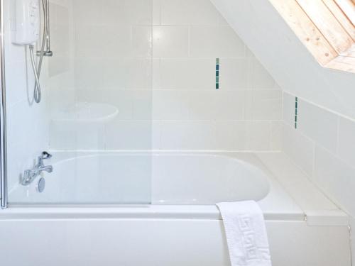 甘尼斯莱克Dartmoor 3的白色的浴室设有浴缸和水槽。