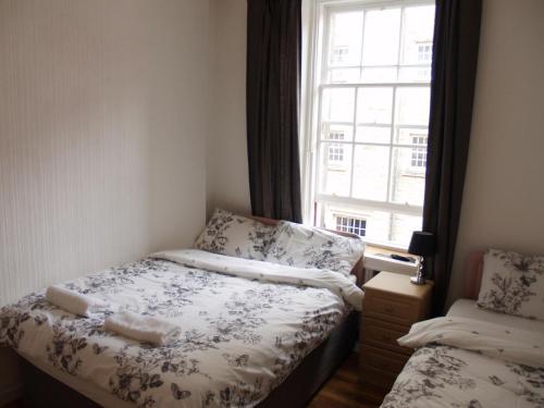 爱丁堡爱丁堡尼德里街公寓的一间小卧室,配有床和窗户