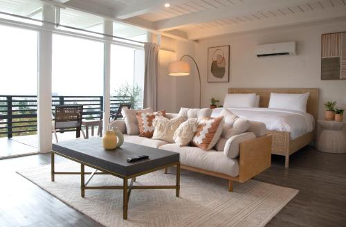洛杉矶Hollywood Hills Hotel的客厅配有床和白色沙发