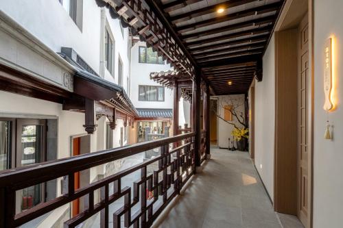 南京南京夜泊秦淮尊经书院酒店的带阳台的建筑走廊