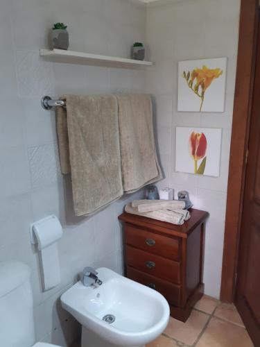 蒂亚斯Islabella Lanzarote habitaciones en Villa con entrada particular的浴室配有白色卫生间和盥洗盆。