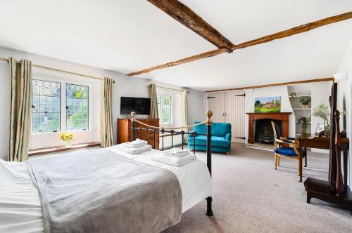 拉斯廷顿Walnut Tree House的一间卧室配有一张床、一张桌子和一张沙发