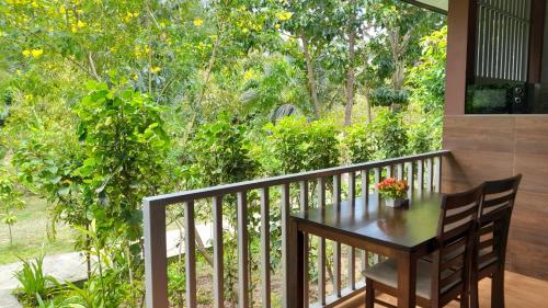 班邦宝Bang Po Garden的阳台上的桌子享有树林美景