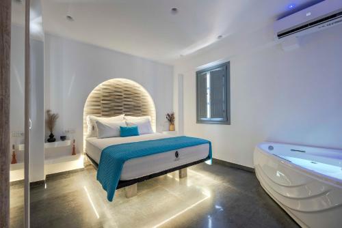 安坡里奥圣托里尼BlackStone Luxury Suites的一间卧室配有一张床和一个浴缸