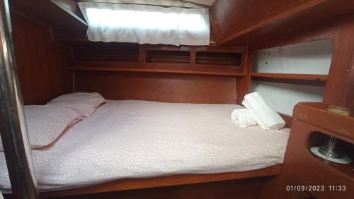 巴塞罗那Best Barcelona boat experience的船上一间卧室配有两张双层床