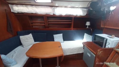 巴塞罗那Best Barcelona boat experience的小房间设有一张床和一张桌子