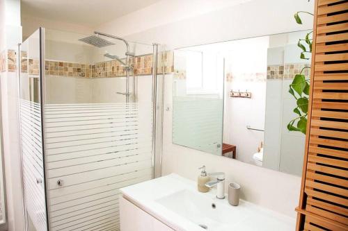 米茨佩·拉蒙זמן מדבר的浴室配有白色水槽和淋浴。